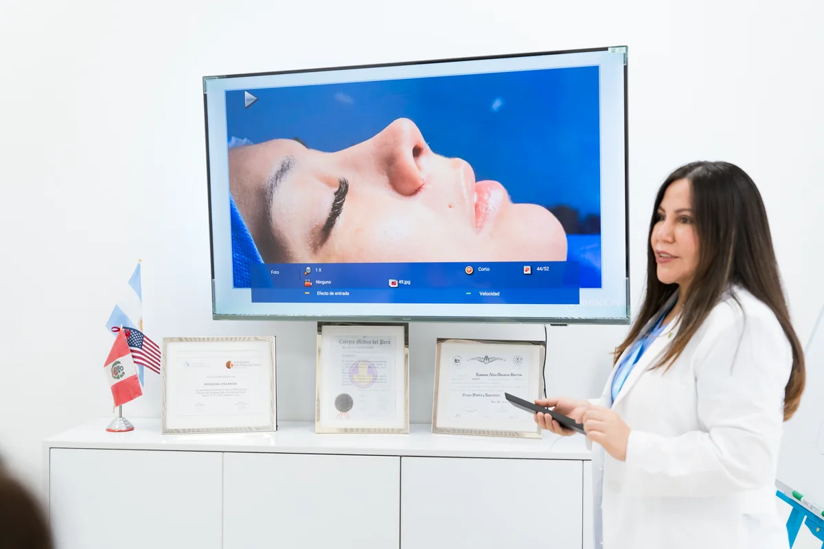 Dra. Rossana Oscanoa explicando un caso de rinoplastia